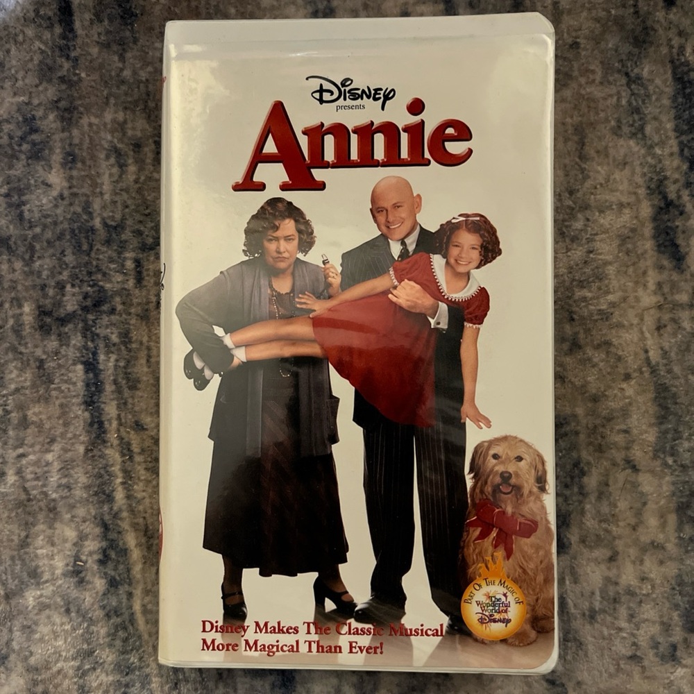 Annie VHS 1999 Video Tape Disney Clamshell Case Kathy Bates‎